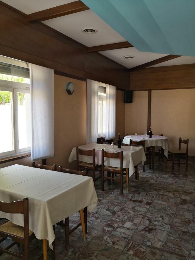 Trattoria Bar Oasi Hotel Pocenia ภายนอก รูปภาพ